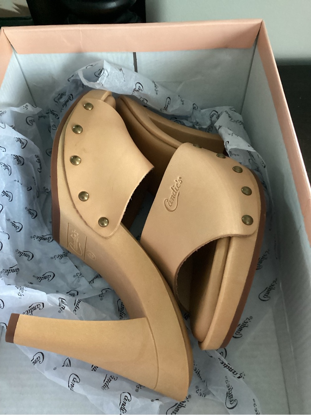 Throwback-Vintage Candie's Tan Leather Studded Mules with Cushion Platform - Picture 3 of 5